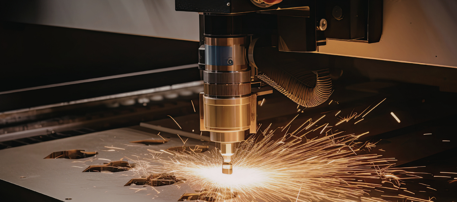 Máquina de corte a laser cortando chapa metálica na fábrica SteelCut